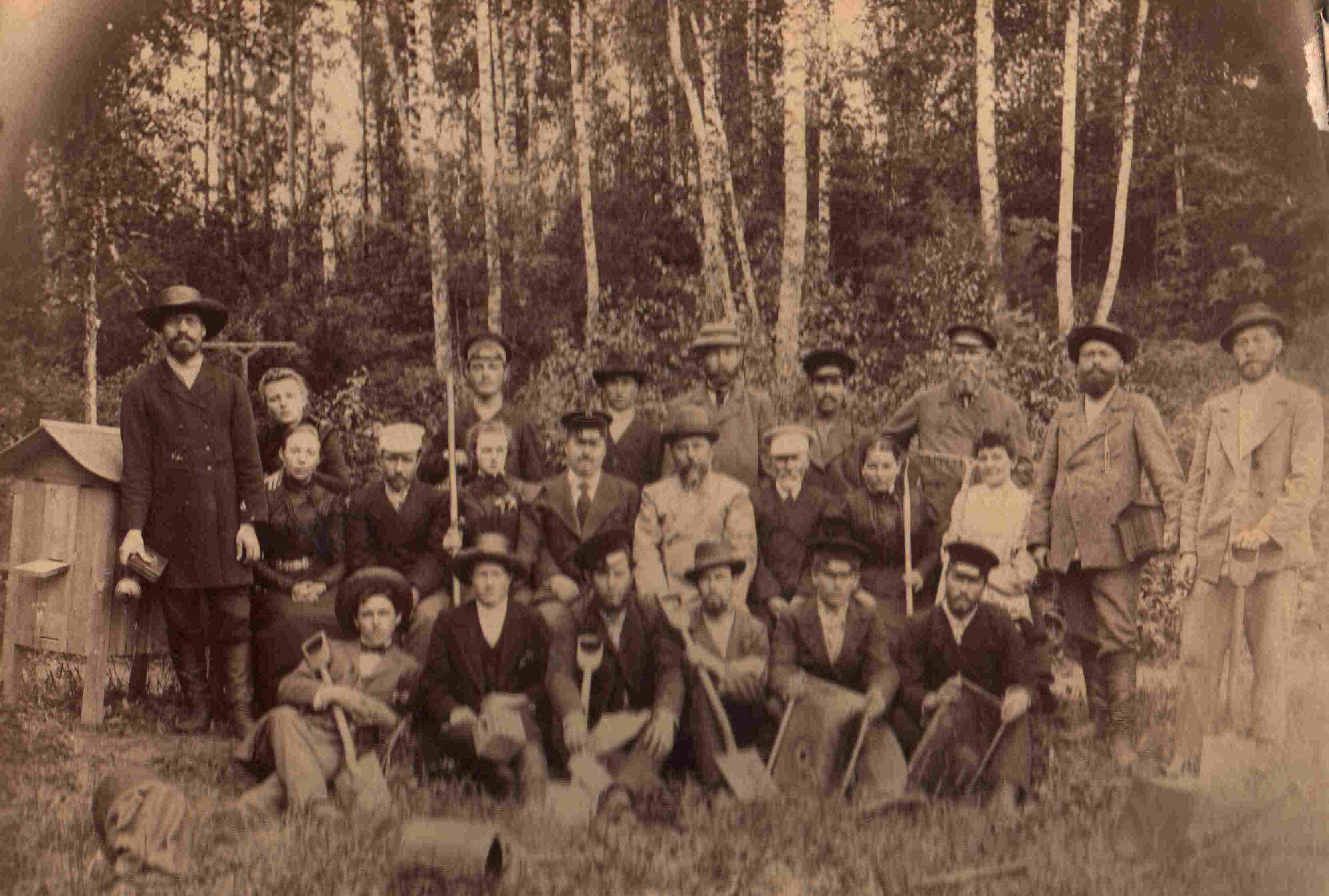 Фото 1917 года. В лесу на пасеке. Сенгилеевский уезд.