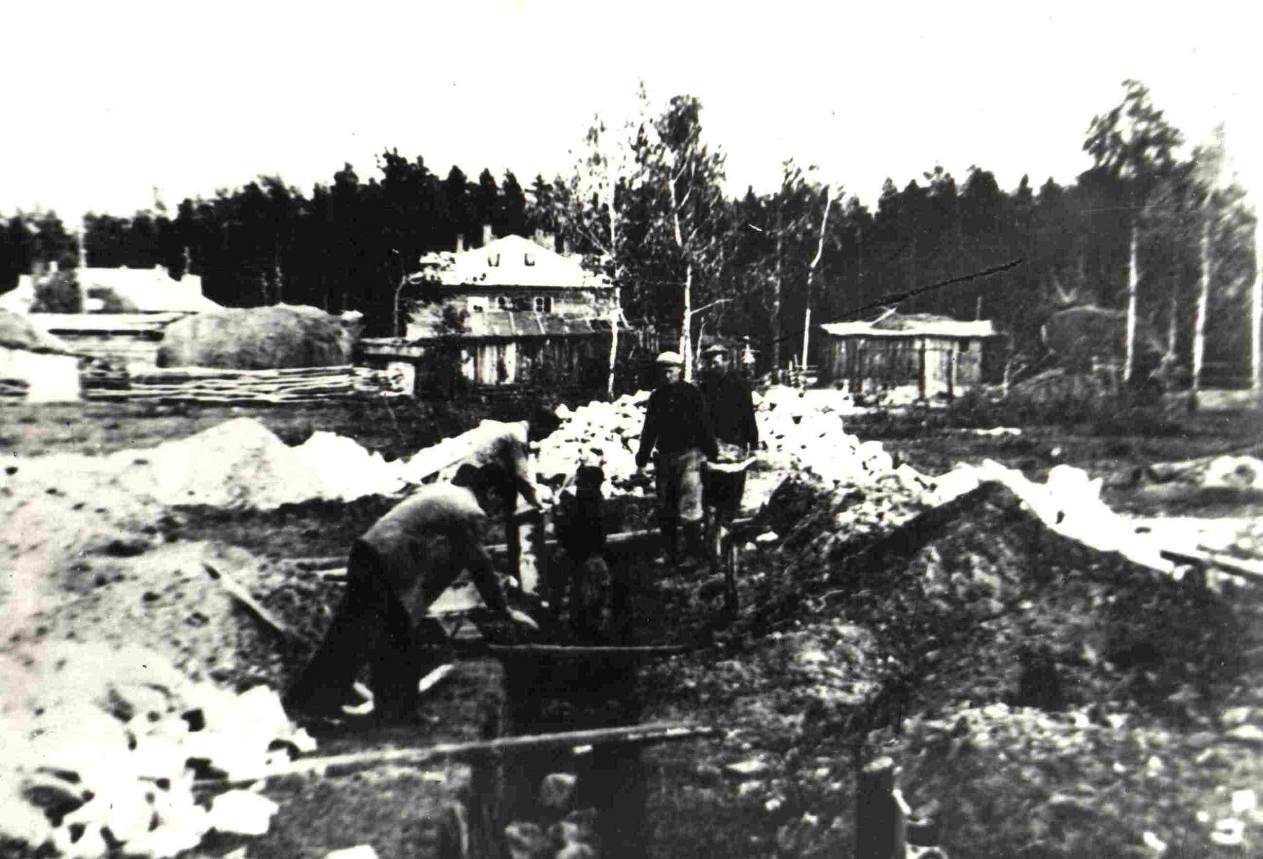 Фото  1950 годов.   Поселение, прозванное в народе  «Корабль».   Строительство водопровода.